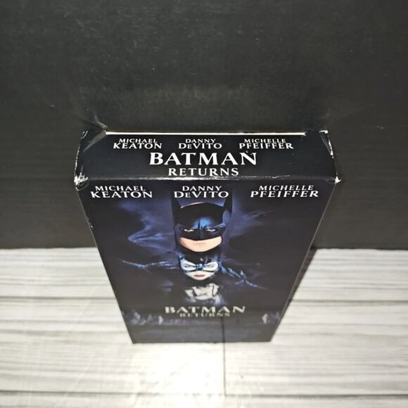 Batman Returns VHS 1992 Warner Bros Michael Keaton Tim Burton Superhero Action - Picture 2 of 7